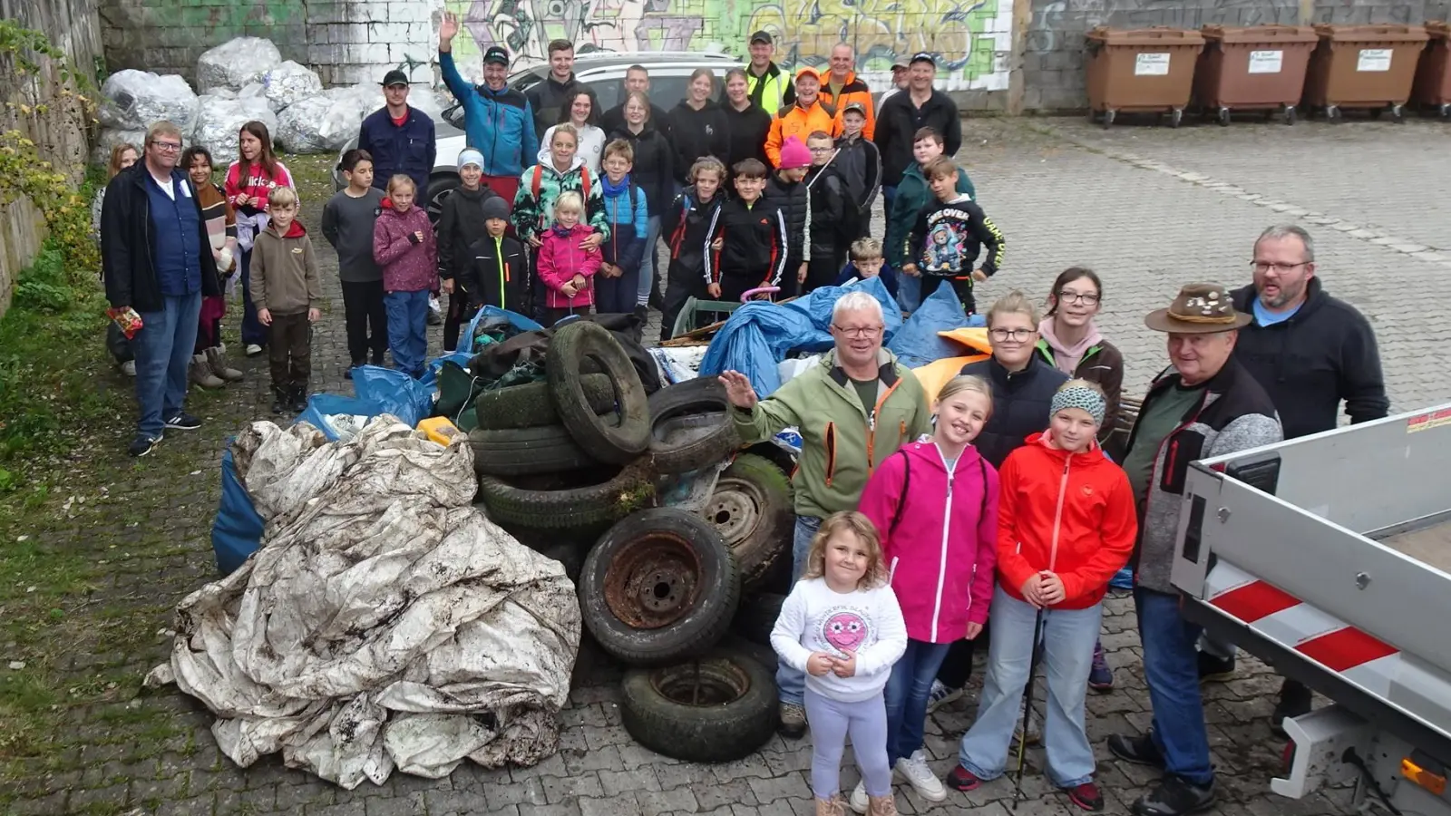 Die Teilnehmer der Sammelaktion beim abschließenden, obligatorischen Gruppenfoto. (Bild: Josef Schuller)