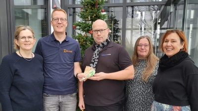 Vivian Woods, (von links) stellvertretende Vorsitzende der Kolpingsfamilie und Erzieherin in der SVE und Kolpingsvorsitzender Andreas Greiner überreichten 1000 Euro. Tassilo Heimberg, geschäftsführender Vorstand des St. Michaels-Werk Vorstandsmitglied Sigrid Pinzer und die Leiterin der SVE, Susanne Gründl freuten sich über das vorgezogene Weihnachtsgeschenk.<br><br> (Bild: Gerald Morgenstern)