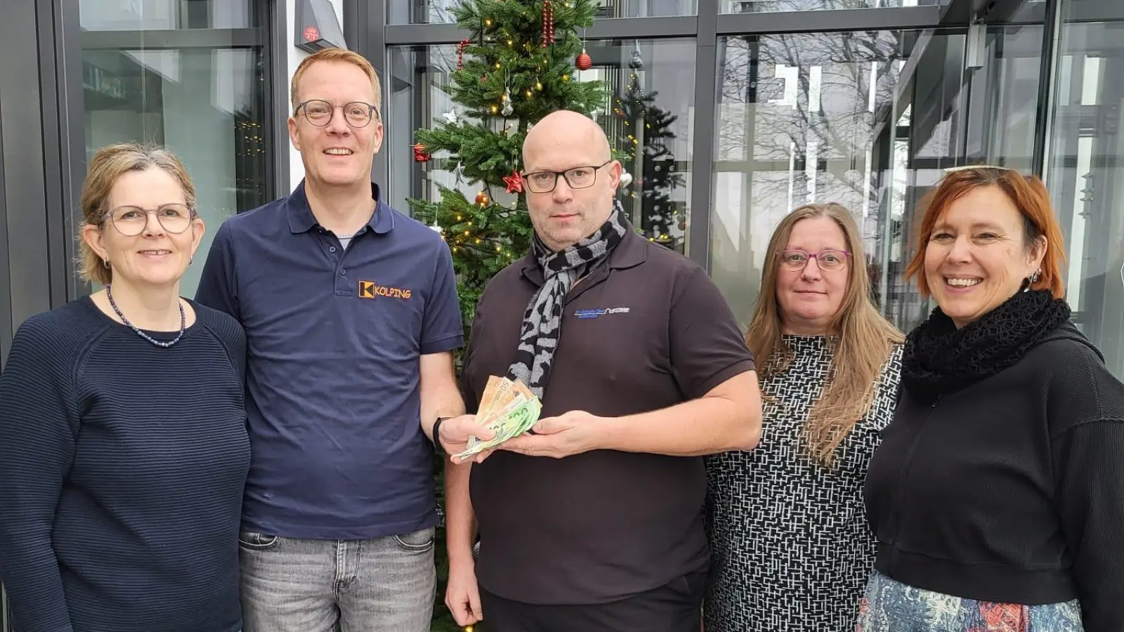 Vivian Woods, (von links) stellvertretende Vorsitzende der Kolpingsfamilie und Erzieherin in der SVE und Kolpingsvorsitzender Andreas Greiner überreichten 1000 Euro. Tassilo Heimberg, geschäftsführender Vorstand des St. Michaels-Werk Vorstandsmitglied Sigrid Pinzer und die Leiterin der SVE, Susanne Gründl freuten sich über das vorgezogene Weihnachtsgeschenk.<br><br> (Bild: Gerald Morgenstern)