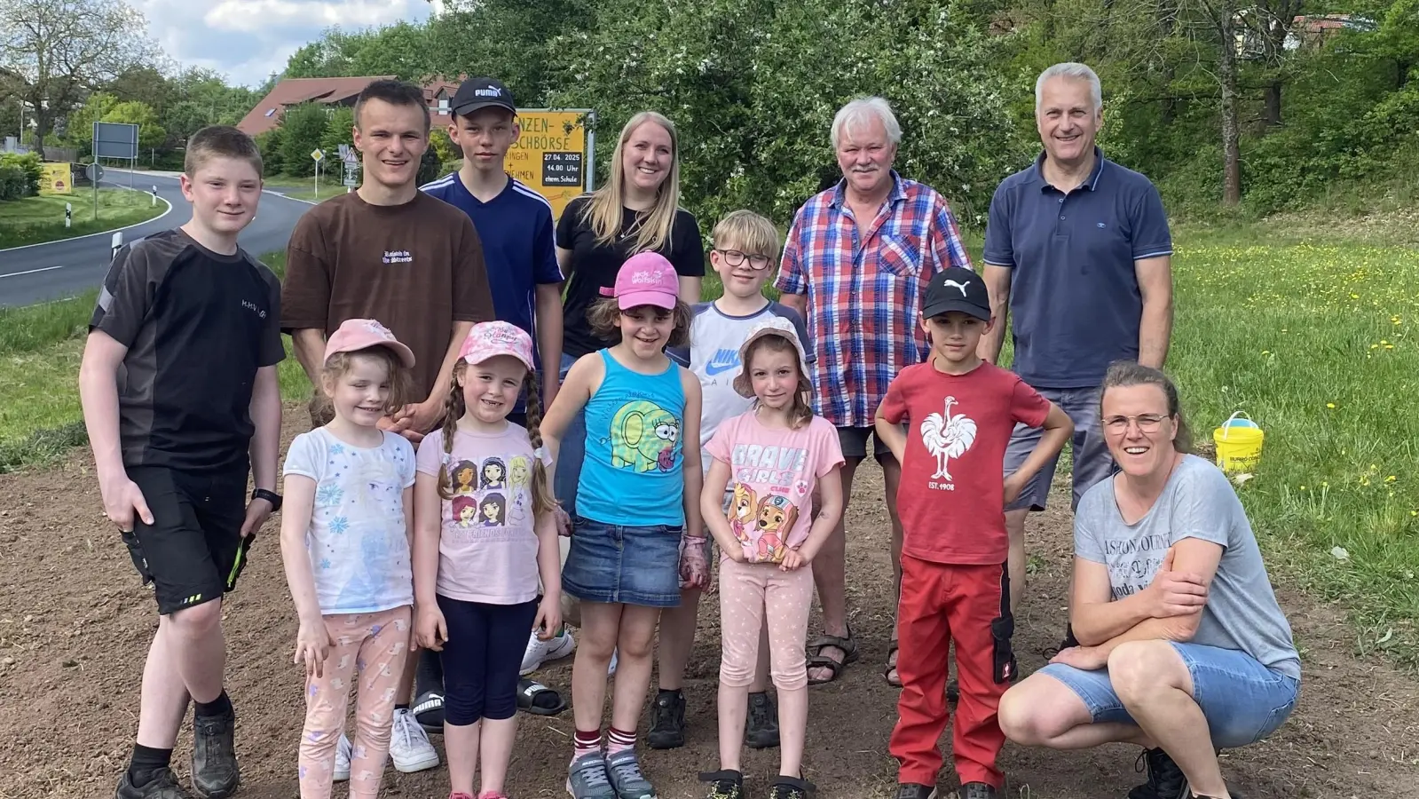 Die fleissige Truppe um Andre Dietrich und Jana Schäffler (hintere Reihe, 2. und 3. von rechts)  (Bild: Karlheinz Schultes)