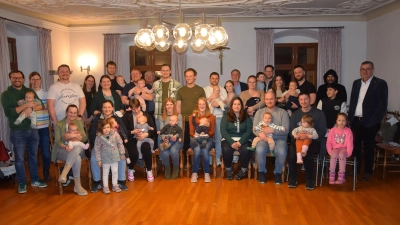 Je 100 Euro überreichte Bürgermeister Peter Braun (re.) zusammen mit seinen beiden Stellvertretern Mathias Huger und Martin Bauer an die Eltern und Erziehungsberechtigten der jüngsten Bürger in Schmidmühlen. (Bild: Paul Böhm)