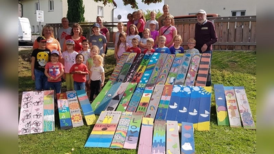 Die Kinder und Jugendlichen präsentieren ihre farbenfrohen Kunstwerke. (Bild: Christine Hein)