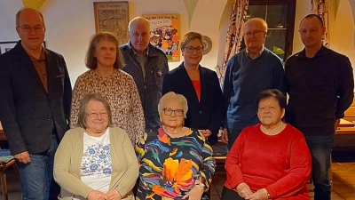 Neu gewählte Vorstandschaft mit Gästen. (Bild: Sabine Zenger)