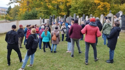 Die Führung über den jüdischen Friedhof Sulzbach stieß zum Auftakt der Aktionswochen gegen Antisemitismus auf sehr starkes Interesse der Bevölkerung. (Bild: Stefan Dietl)
