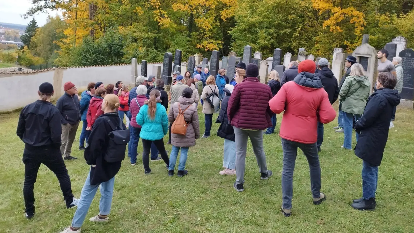 Die Führung über den jüdischen Friedhof Sulzbach stieß zum Auftakt der Aktionswochen gegen Antisemitismus auf sehr starkes Interesse der Bevölkerung. (Bild: Stefan Dietl)