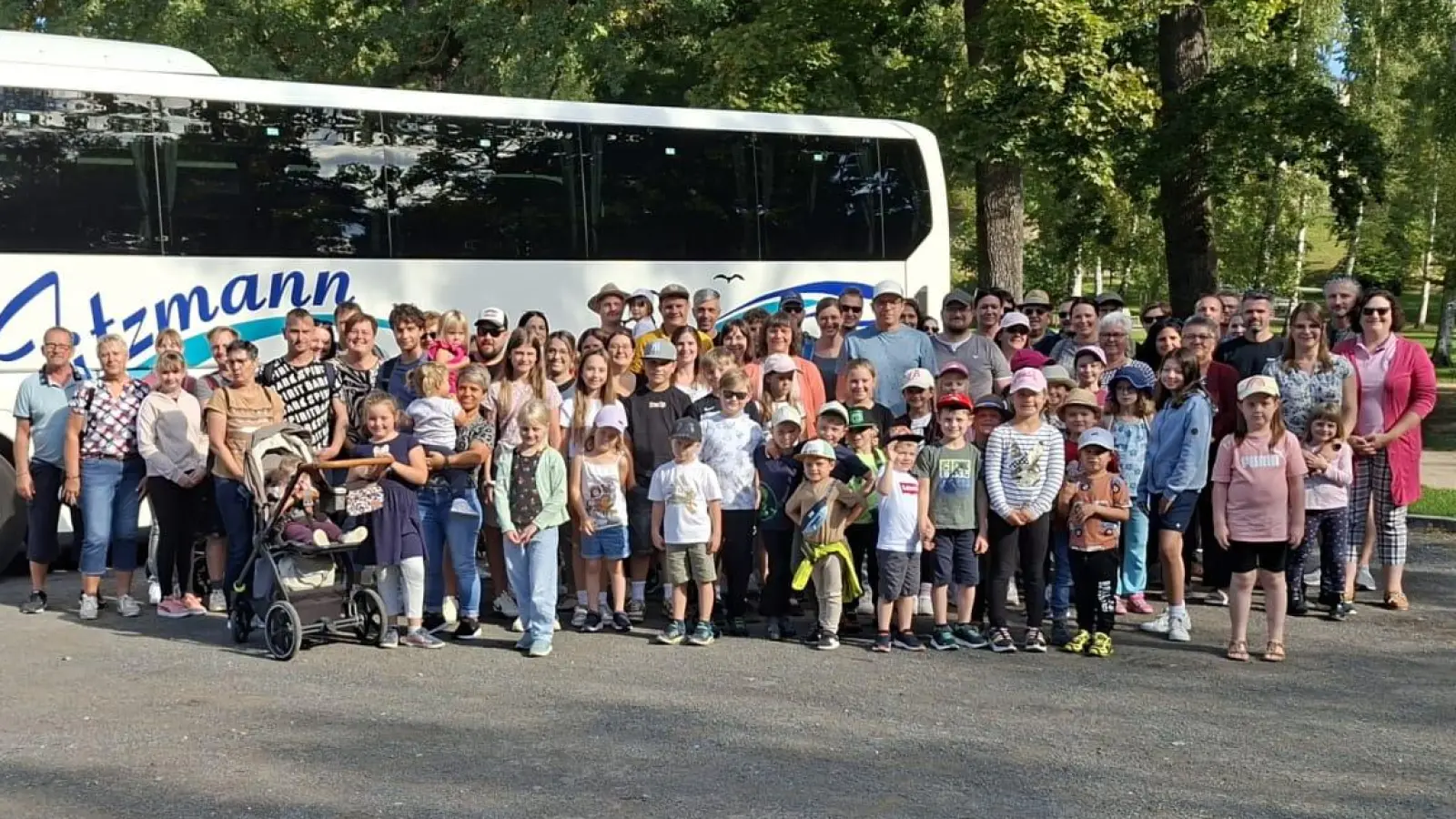 Die Teilnehmer nach Ankunft am Zoo Pilsen (Bild: Karina Bauer)