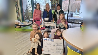 In Ninos Kinderhaus: Spendenübergabe von einem Teil des Teams vom Illschwanger Familiengottesdienst mit Handpuppe „Joschi” (Bild: Carmen Grahlmann)