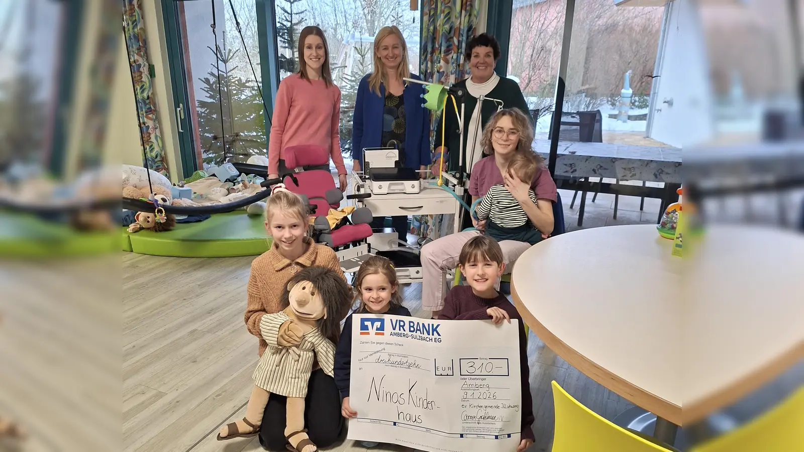 In Ninos Kinderhaus: Spendenübergabe von einem Teil des Teams vom Illschwanger Familiengottesdienst mit Handpuppe „Joschi” (Bild: Carmen Grahlmann)