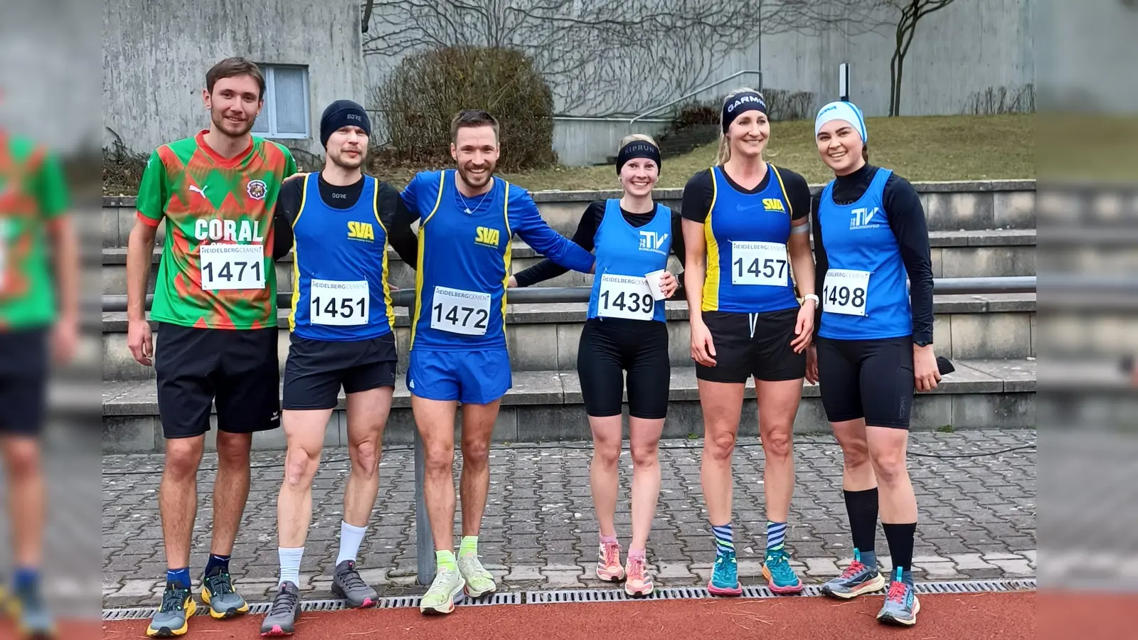 Die Sieger auf der Langstrecke. V.l . Dritter Simon Bruckner, Erster Markus Bergler, Zweiter Michael Lang (beide SV Amberg), das Damentrio Julia Hantsch (zweite TV Burglengenfeld) Sandra Kurz (Siegerin SV Amberg) und Emma Roidl ( Dritte TV Burglengenfeld) (Bild: Franz Pretzl)