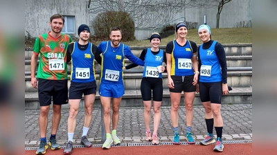 Die Sieger auf der Langstrecke. V.l . Dritter Simon Bruckner, Erster Markus Bergler, Zweiter Michael Lang (beide SV Amberg), das Damentrio Julia Hantsch (zweite TV Burglengenfeld) Sandra Kurz (Siegerin SV Amberg) und Emma Roidl ( Dritte TV Burglengenfeld) (Bild: Franz Pretzl)