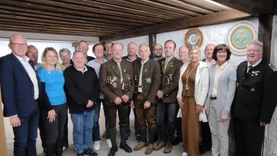 Die neu gewählte Vorstandschaft um 1. Schützenmeister Werner Wendl (mitte) mit Ehrengästen und Schirmherrn 1. Bürgermeister Bernhard Lindner (Bild: Uwe Friedrich)