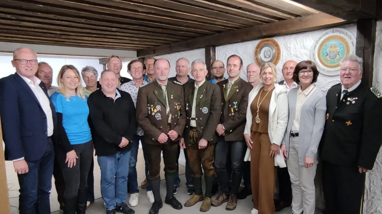 Die neu gewählte Vorstandschaft um 1. Schützenmeister Werner Wendl (mitte) mit Ehrengästen und Schirmherrn 1. Bürgermeister Bernhard Lindner (Bild: Uwe Friedrich)