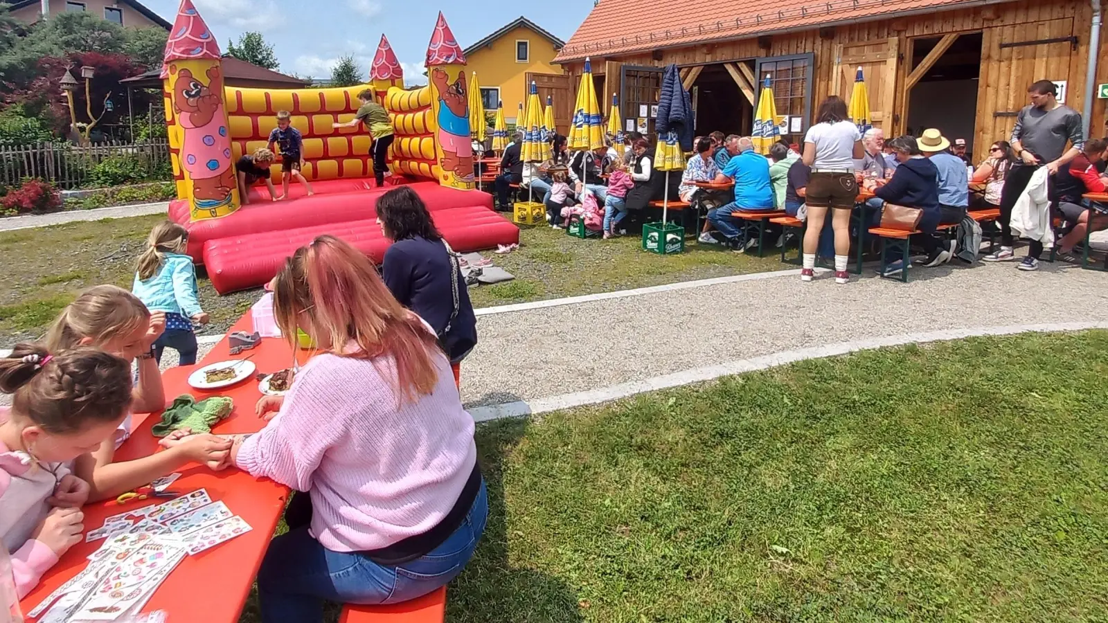 Beim Frühschoppen der Freien Wählergemeinschaft Thanstein am Dorfplatz kamen alle Altersgruppen auf ihre Kosten. (Bild: Matthias Niebauer)