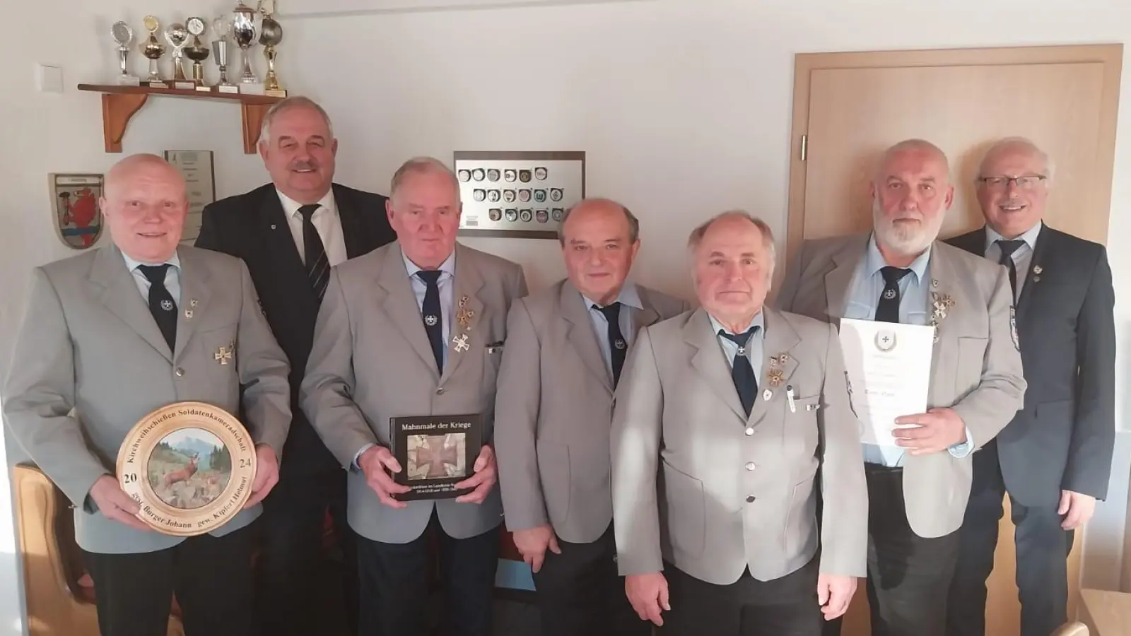 Von links: Helmut Kipferl, Bürgermeister Johann Burger, Rainer Köppel, Hans Wölfl, Vereinsvorstand Konrad Wölfl, Otto Lippert und Kreisvorsitzender Ferdinand Lienert. (Bild: Johann Putzer)