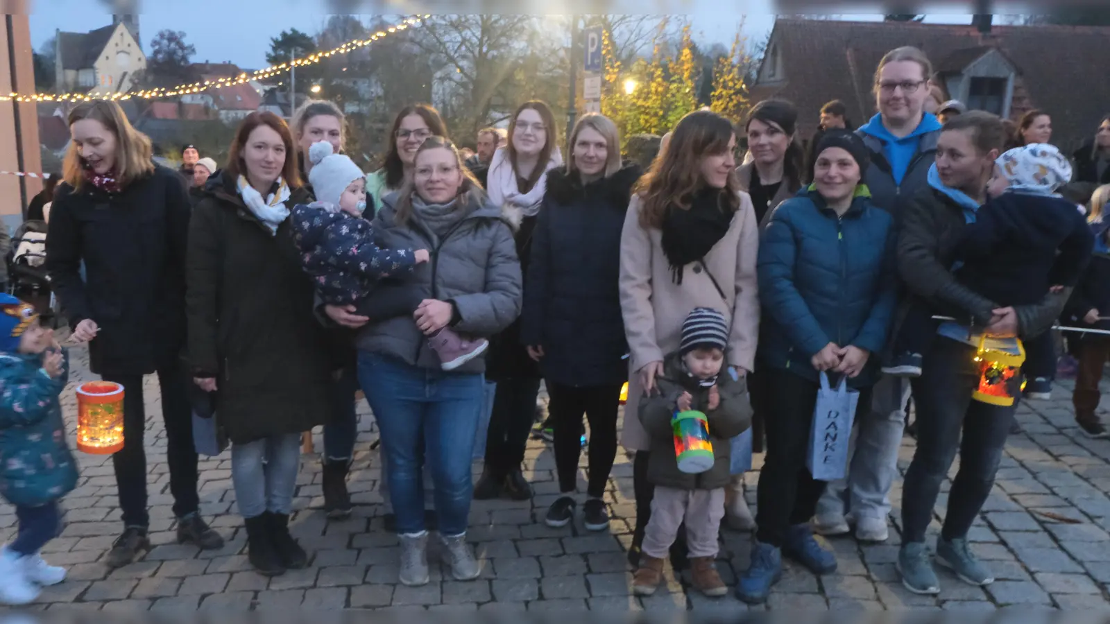 Diese zwölf Frauen bilden den Elternbeirat für den Kindergarten „Unterm Regenbogen“. Sie wurden einstimmig in ihr Ehrenamt gewählt. (Bild: Fred Lehner)