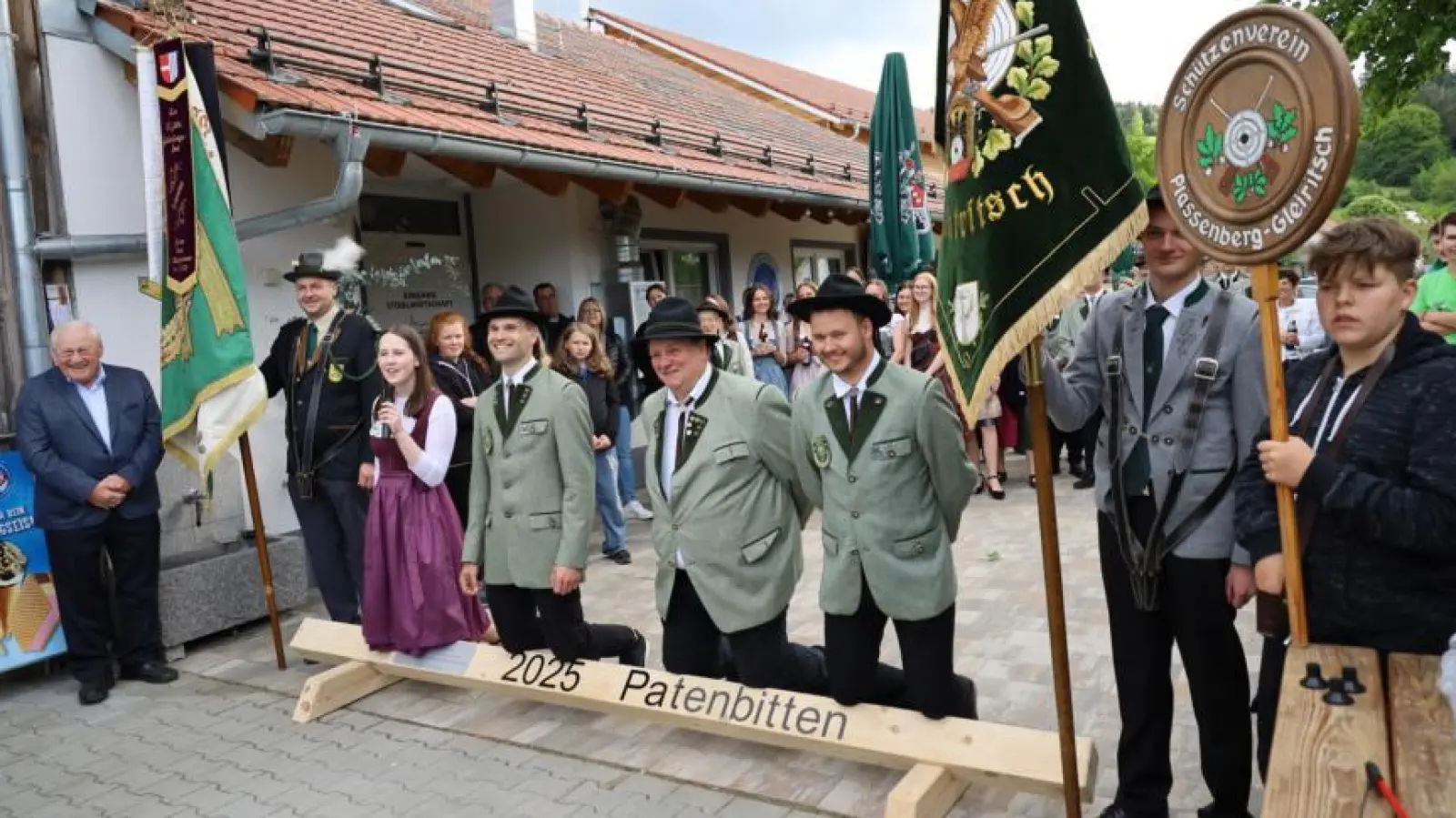 Schützenmeister Hanauer Josef jun. (knieend 2.v.l.) und Mitglieder des Fest-Ausschusses bitten um die Patenschaft  (Bild: Ulrike Kiendl )