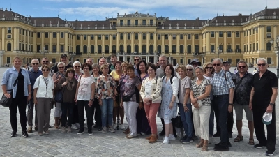 Die VHS Reisegruppe vor dem Schloss Schönbrunn mit dem Reiseleiter Franz Müller rechts außen (Bild: Angelika Denk)