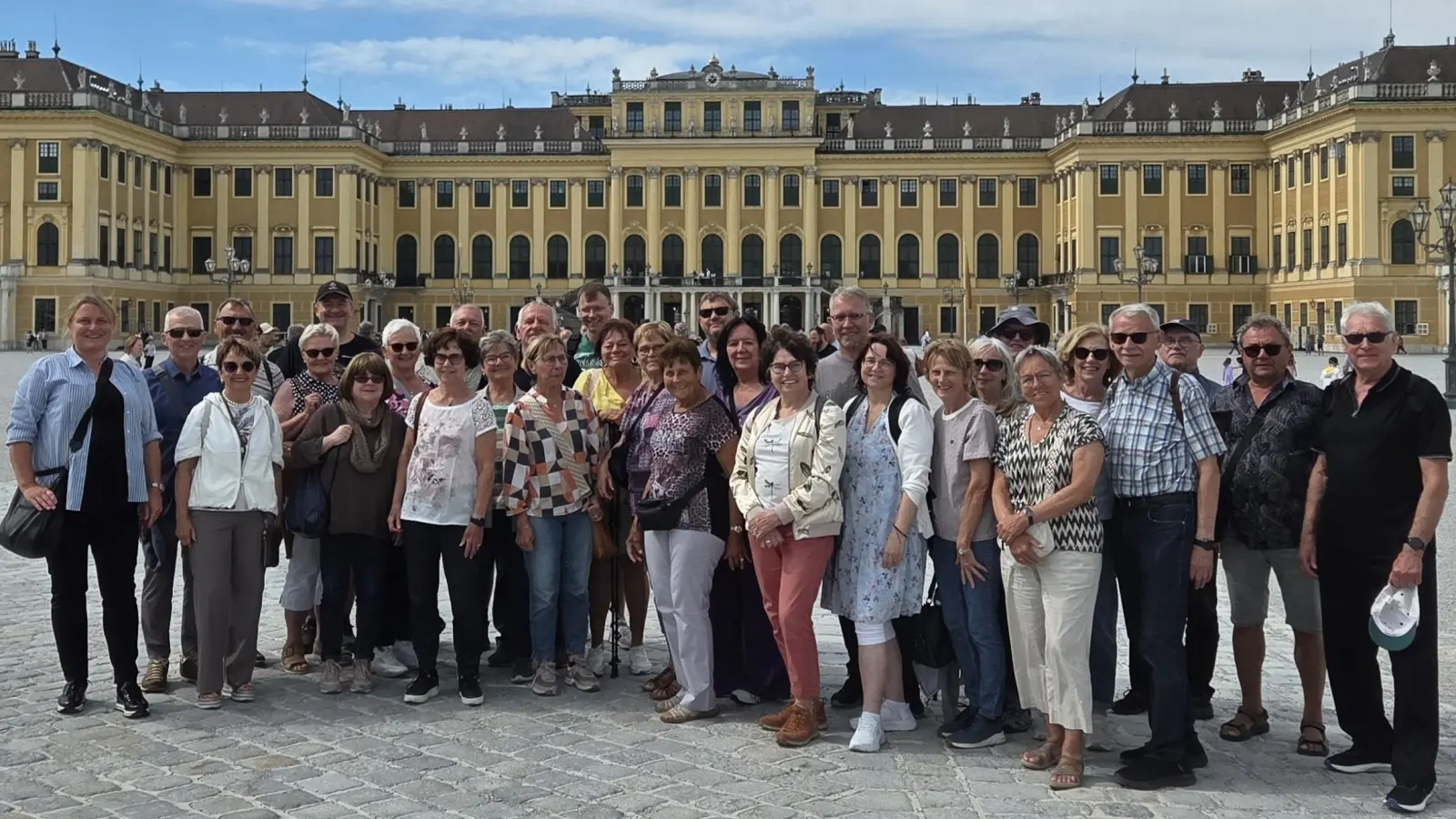 Die VHS Reisegruppe vor dem Schloss Schönbrunn mit dem Reiseleiter Franz Müller rechts außen (Bild: Angelika Denk)