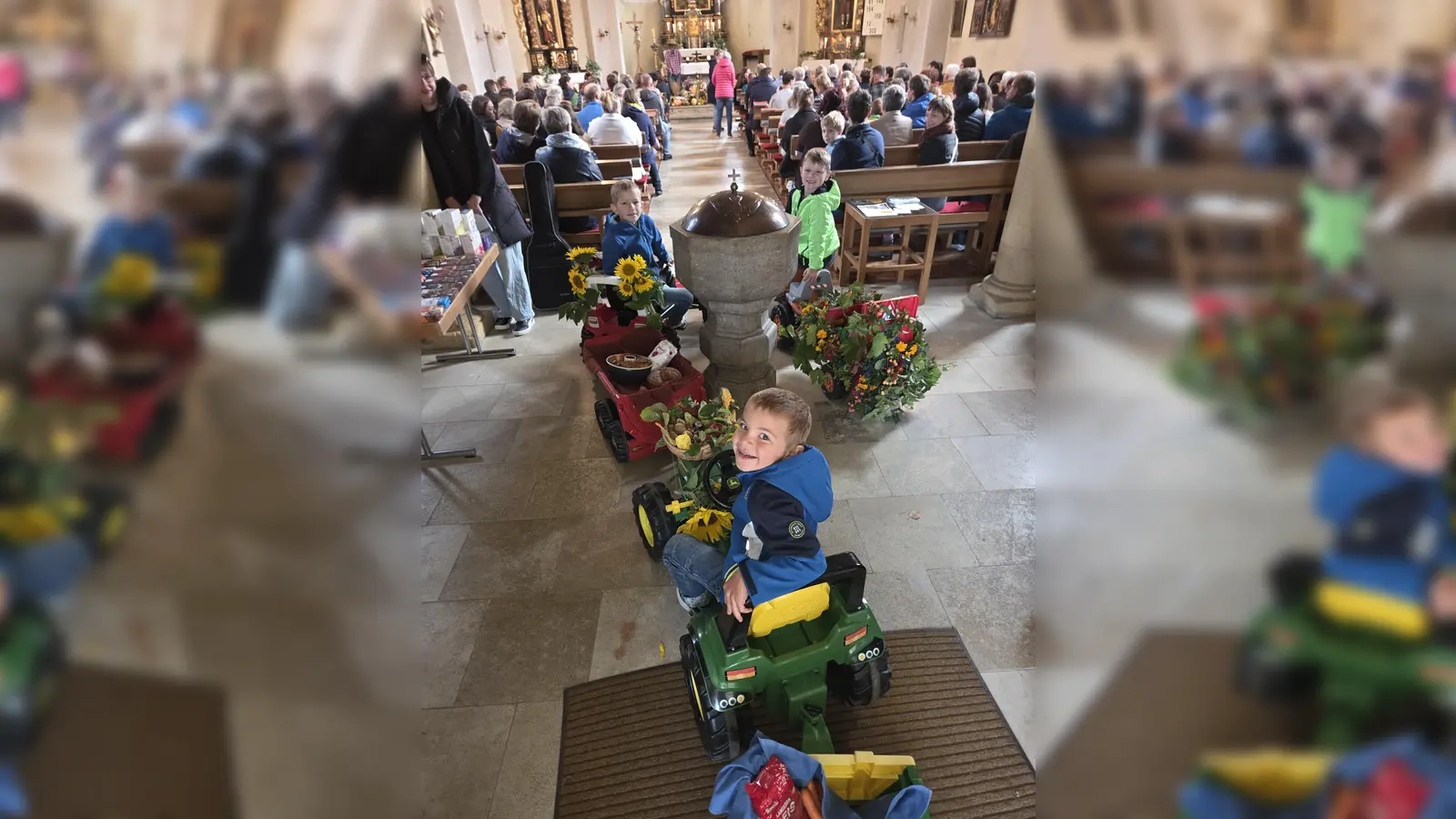 Die Kindergartenkinder ziehen mit geschmückten Tretbulldogs in die Kirche ein (Bild: Carola Helm)