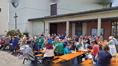 Reger Betrieb beim Frühschoppen am Vatertag  (Bild: Stephanie Haugg)