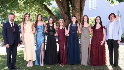 Die Jahrgangsbesten der Dr.-Johanna-Decker-Realschule 2026, von links: Marie Binner, Annika Scheibl, Milena Färber, Theresa Heldmann, Eva Krause, Anja Schlagenhaufer, Lea Lindner; ganz links Schulleiter Hans Kistler, ganz rechts Realschulkonrektorin Gabriele Tröster. (Bild: Peter Ringeisen)
