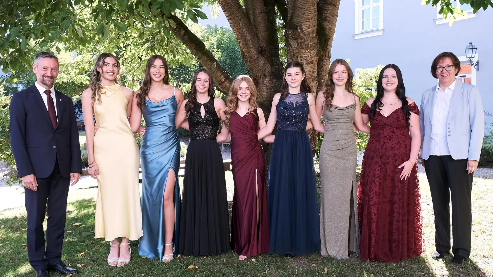 Die Jahrgangsbesten der Dr.-Johanna-Decker-Realschule 2026, von links: Marie Binner, Annika Scheibl, Milena Färber, Theresa Heldmann, Eva Krause, Anja Schlagenhaufer, Lea Lindner; ganz links Schulleiter Hans Kistler, ganz rechts Realschulkonrektorin Gabriele Tröster. (Bild: Peter Ringeisen)