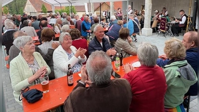 Die zahlreichen Zuhörer genossen das Programm der Störnsteiner Blasmusik. (Bild: Martin Kraus)