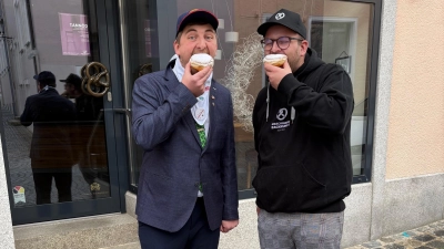 Lions Club Präsident Sebastian Jokiel und Florian Maschauer von der Bäckerei Maschauer bei der Qualitätskontrolle vorab. (Bild: Marco Wenzl)