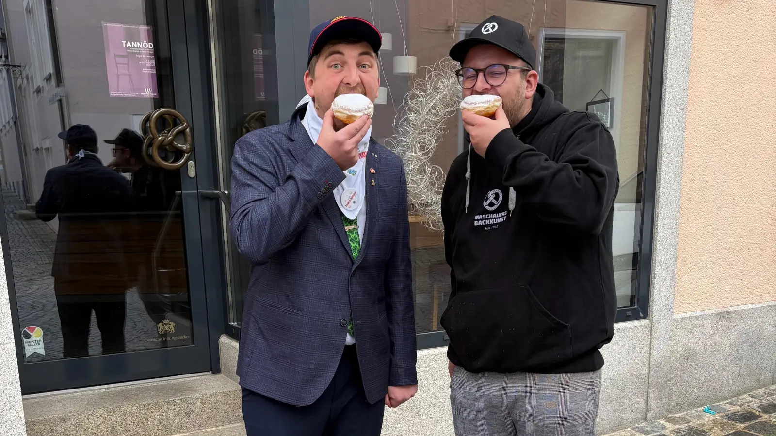 Lions Club Präsident Sebastian Jokiel und Florian Maschauer von der Bäckerei Maschauer bei der Qualitätskontrolle vorab. (Bild: Marco Wenzl)