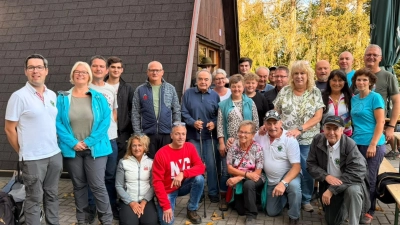 Von links: Der erste Vorsitzende des OWV Altglashütte, Michael Träger, die erste Kommandantin der FFW Altglashütte, Carolin Mayer, und die Wandergruppe vor der Goldbachhütte. (Bild: Helena Hejskova)