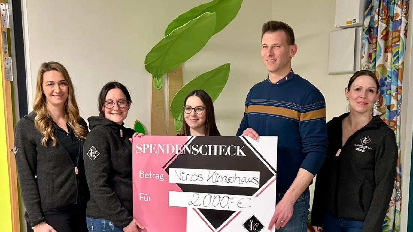 Eine Abordnung von Ladies‘ Circle 85 Amberg übergab in Ninos Kinderhaus eine Spende über 2.000 Euro. Von links Club-Sekretärin Nicole Asmus, Präsidentin Dr. Andrea Schuller, Schatzmeisterin Lisa Höhne, David Kornemann, stellvertretender Geschäftsführer von AMICUS GmbH, und Clubmitglied Jennifer Rheinbay. (Bild: Sabine Garcia)