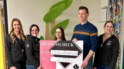 Eine Abordnung von Ladies‘ Circle 85 Amberg übergab in Ninos Kinderhaus eine Spende über 2.000 Euro. Von links Club-Sekretärin Nicole Asmus, Präsidentin Dr. Andrea Schuller, Schatzmeisterin Lisa Höhne, David Kornemann, stellvertretender Geschäftsführer von AMICUS GmbH, und Clubmitglied Jennifer Rheinbay. (Bild: Sabine Garcia)