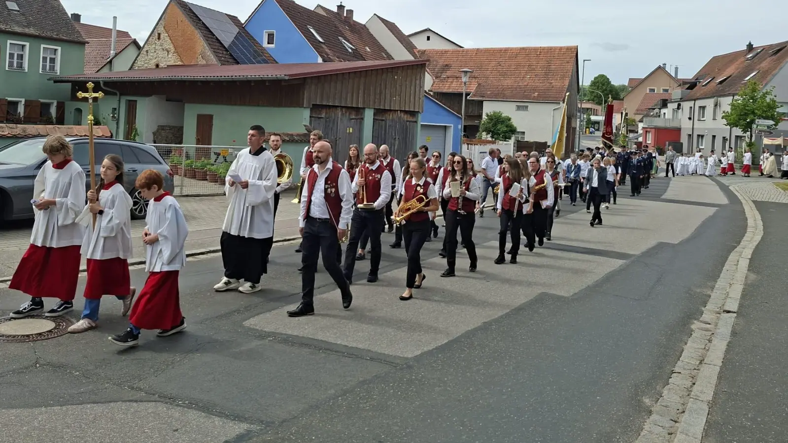 Die Fronleichnamsprozession in Rieden suchte die Altäre in der St.-Georgskirche, Hauptstraße (Weigert) und Marktplatz (Weinfurtner) auf. (Bild: Marion Hollweck)