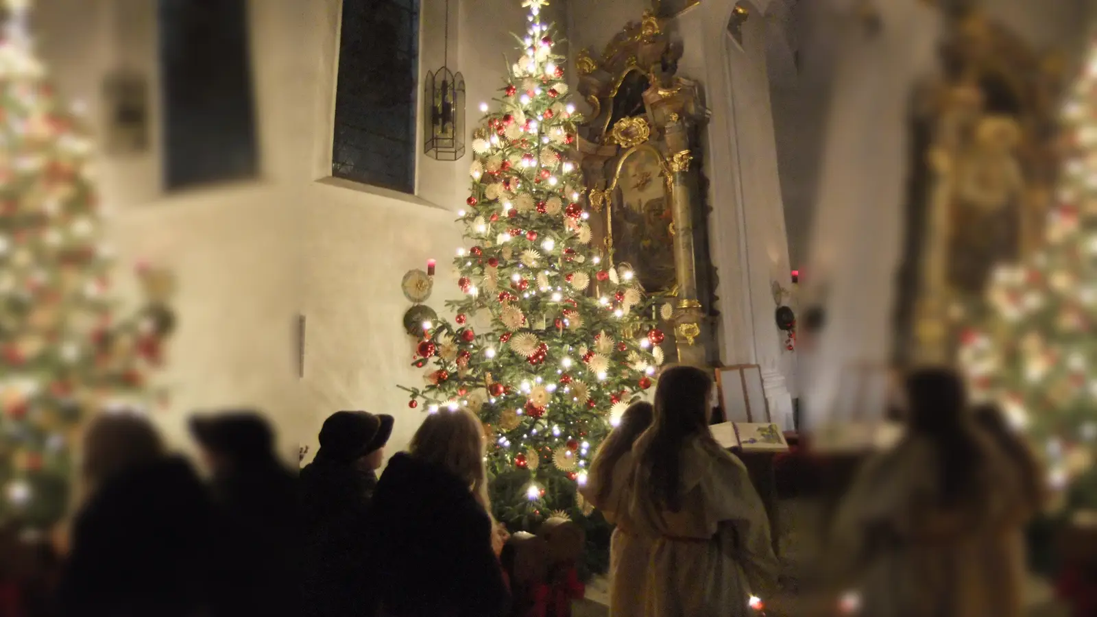 Der schöne Christbaum in der Pittersberger Nikolauskirche ist noch weit hinein in den Monat Januar hier zu sehen. Fleißige Frauenhände hatten ihn für das Christkindl reichlich geschmückt.  (Bild: Michael Götz)