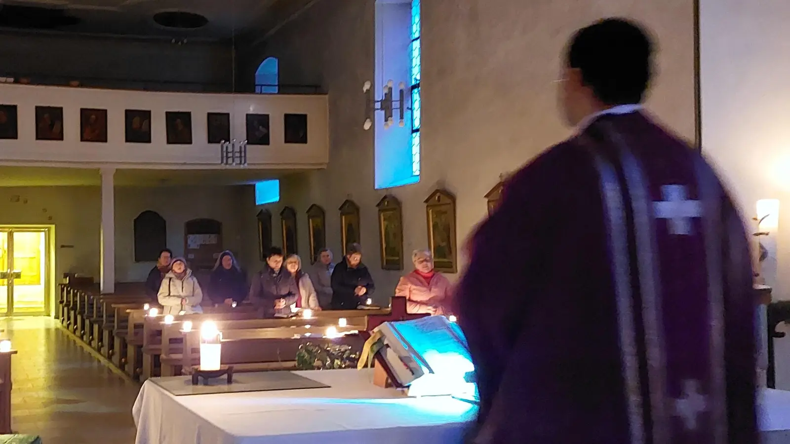 Pfarrvikar Rajesh Yeruva zelebrierte den Rorategottesdienst. (Bild: Theresia Otterbein)