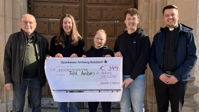 Auf dem Foto: (v.l.) Günter Preißl von der Amberger Tafel, Ministranten Amelie Gamperl, Sarah Baldauf und Luca Schott, Kaplan Marvin Schwedler. (Bild: Luca Schott)