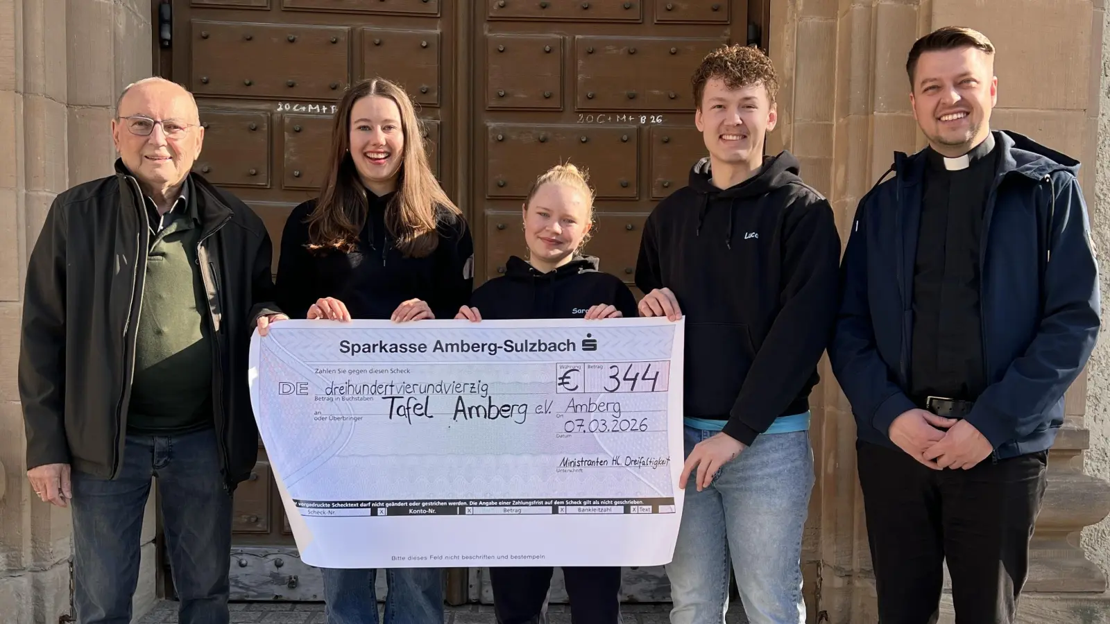 Auf dem Foto: (v.l.) Günter Preißl von der Amberger Tafel, Ministranten Amelie Gamperl, Sarah Baldauf und Luca Schott, Kaplan Marvin Schwedler. (Bild: Luca Schott)