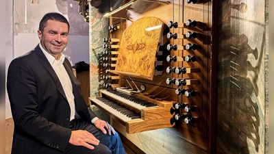 Andreas Merl an der Klais-Orgel in St. Georg Amberg (Bild: Peter Ringeisen)