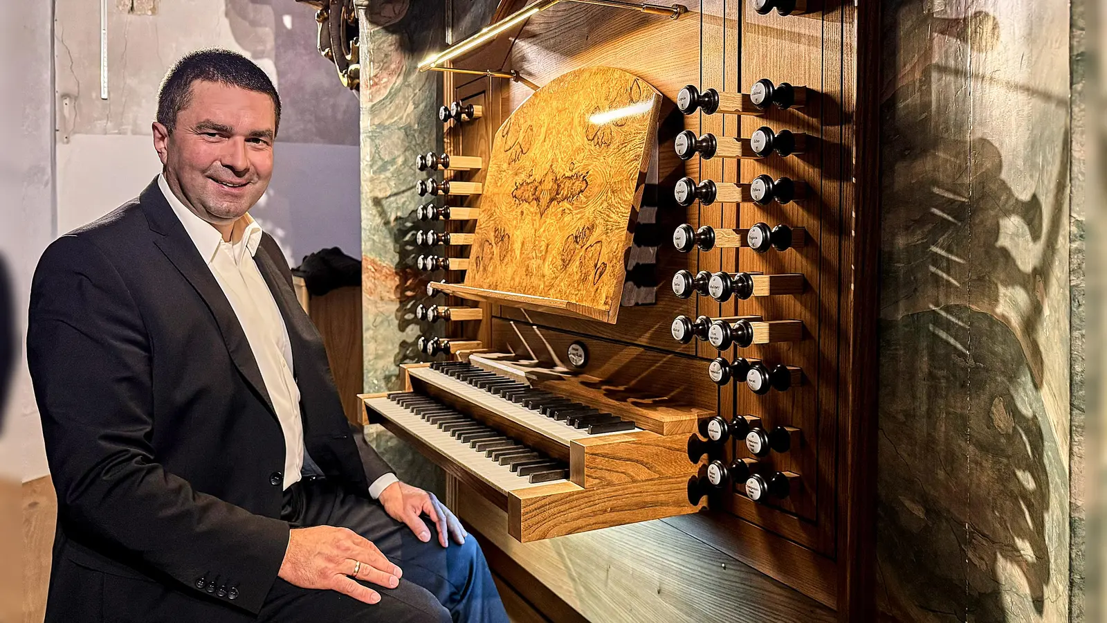 Andreas Merl an der Klais-Orgel in St. Georg Amberg (Bild: Peter Ringeisen)