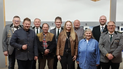 Von rechts. 1. Scützenmeister Peter Süß, 1. Gauschützenmeister Florian Greil, Petra Franke, Bernhard Friedl, Anja Götz, Ernst Hampel, Karl Krasser, Ehrenschützenmeister Wolfgang Friedl, Erster Bürgermeister Stefan Grillmeier, Leo Grillmeier. (Bild: Dieter Franke)