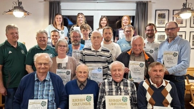 Neben den beiden Vorsitzenden Helmut-Stefan Neugirg und Peter Schieder (mittlere Reihe v.l.) alle Geehrten des TSV Reuth u.a. mit den Jubilaren für 70-jährige Mitgliedschaft Heinrich Konz und Stengl Karl (vorderste Reihe Zweiter und Dritter v.l.). (Bild: Bernd Stengl)