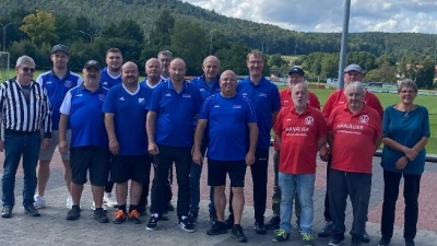 Die Erstplatzierten Teams vom Samstag mit links Schiedsrichter Jakob Butz und rechts Spartenleiterin Beate Stiegler (Bild: Georg Kick)