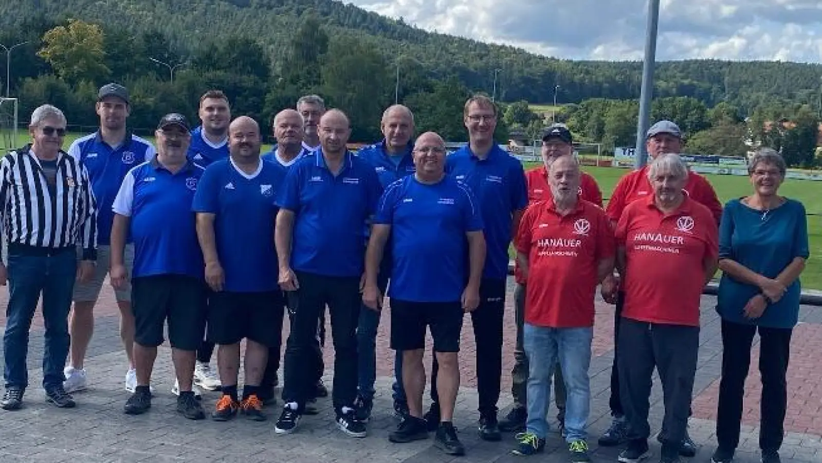 Die Erstplatzierten Teams vom Samstag mit links Schiedsrichter Jakob Butz und rechts Spartenleiterin Beate Stiegler (Bild: Georg Kick)