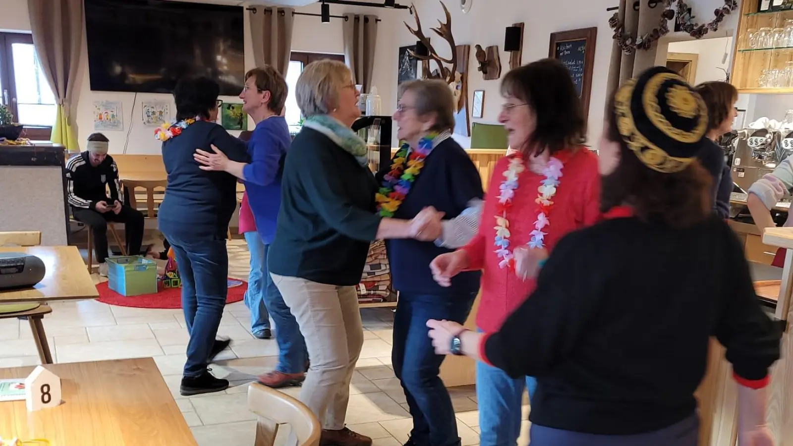 Frauen beim Tanz im Cafe Dorfgespäch. (Bild: Doris Boesen )
