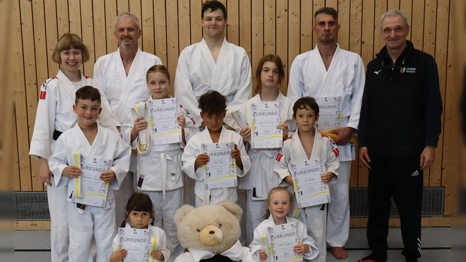 Die stolzen Weiß-gelb-Gurte des SC Eschenbach mit Trainerin Susanne Schubert (links) und Prüfer Thomas Kraus (rechts) - Judo kann in jedem Alter begonnen werden. (Bild: Reinhold Schubert)