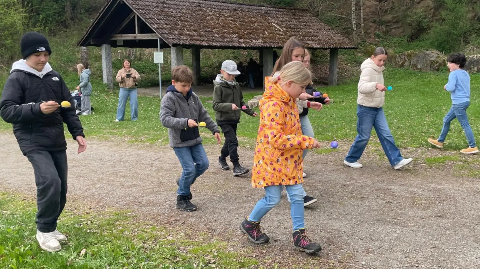 Beim Eierlauf war bei den Kids volle Konzentration gefordert. (Bild: Julia Gatz)
