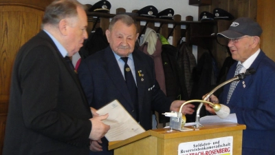 V.l.n.r. Bezirksvorsitzender Horst Embacher, 1. Vors. Franz Schneller, Heiner Koch. (Bild: Waltraud Dütsch)