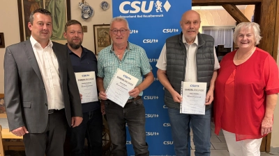 Im Bild von links: Bürgermeister und Ortsvoritzender Christian Hebert, Christian Schnurer, Alfred Ulrich, Albert Köstler, stellv. Kreisvorsitzende Angela Burger. (Bild: Daniela Altnöder)