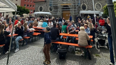 Die Feier des Pfarrfestes auf dem Kirchplatz (Bild: Heiner Reber)