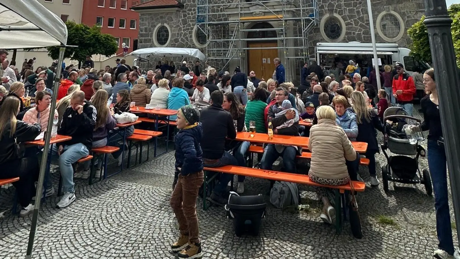 Die Feier des Pfarrfestes auf dem Kirchplatz (Bild: Heiner Reber)